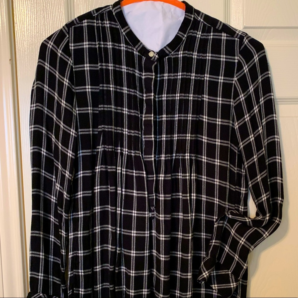 Gap medium plaid top perfect for jeans or black slacks @ work! Soft, comfortable